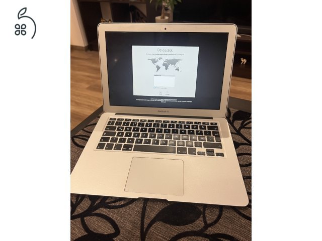 Apple Macbook Air i5 4GB/ 128 GB Ezüst Billentyűzetvilágítás