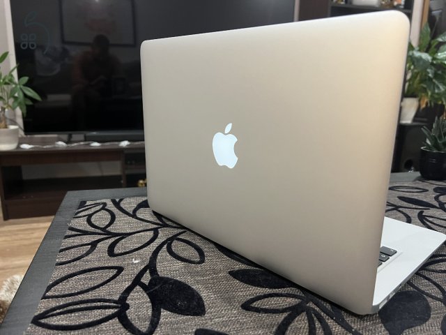 Apple Macbook Air i5 4GB/ 128 GB Ezüst Billentyűzetvilágítás