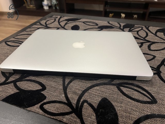 Apple Macbook Air i5 4GB/ 128 GB Ezüst Billentyűzetvilágítás