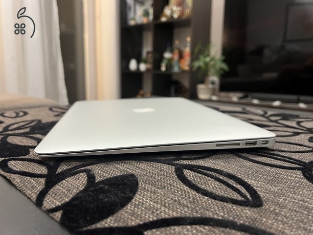 Apple Macbook Air i5 4GB/ 128 GB Ezüst Billentyűzetvilágítás