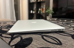 Apple Macbook Air i5 4GB/ 128 GB Ezüst Billentyűzetvilágítás