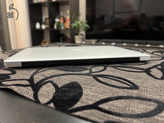 Apple Macbook Air i5 4GB/ 128 GB Ezüst Billentyűzetvilágítás