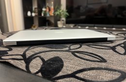 Apple Macbook Air i5 4GB/ 128 GB Ezüst Billentyűzetvilágítás