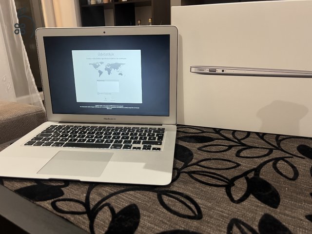 Apple Macbook Air i5 4GB/ 128 GB Ezüst Billentyűzetvilágítás