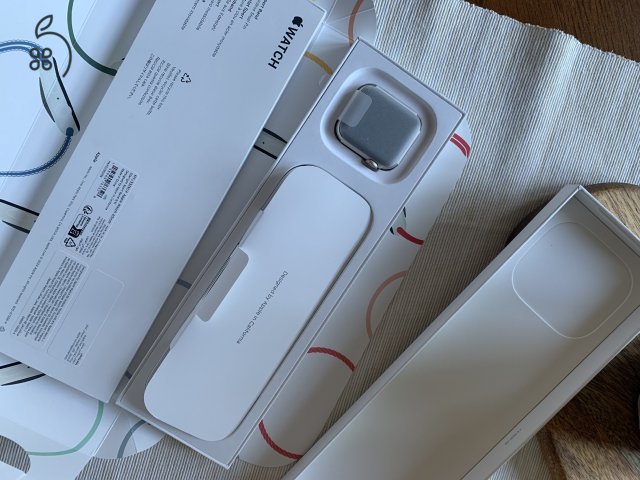 Új Apple Watch SE (Gen 2) 40 mm Starlight Aluminium CEL