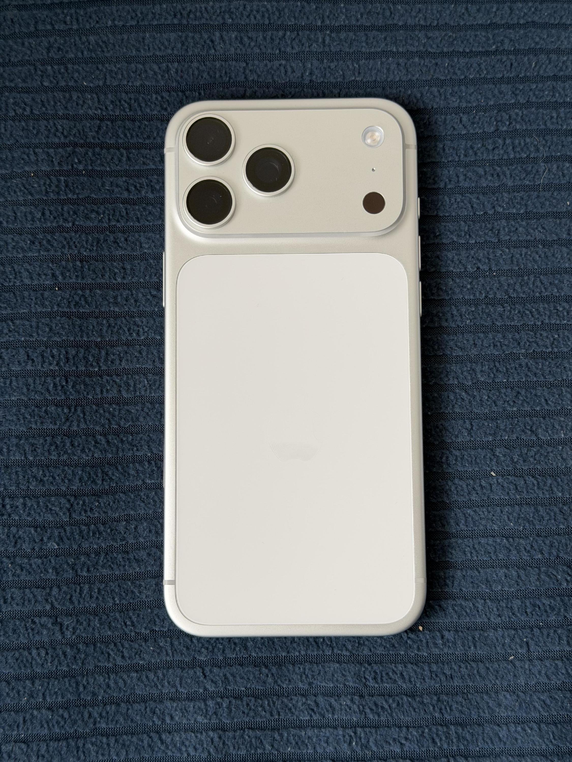 iPhone 17 Pro Max - 512 GB Silver - kártyafüggetlen - akku: 30 ciklus