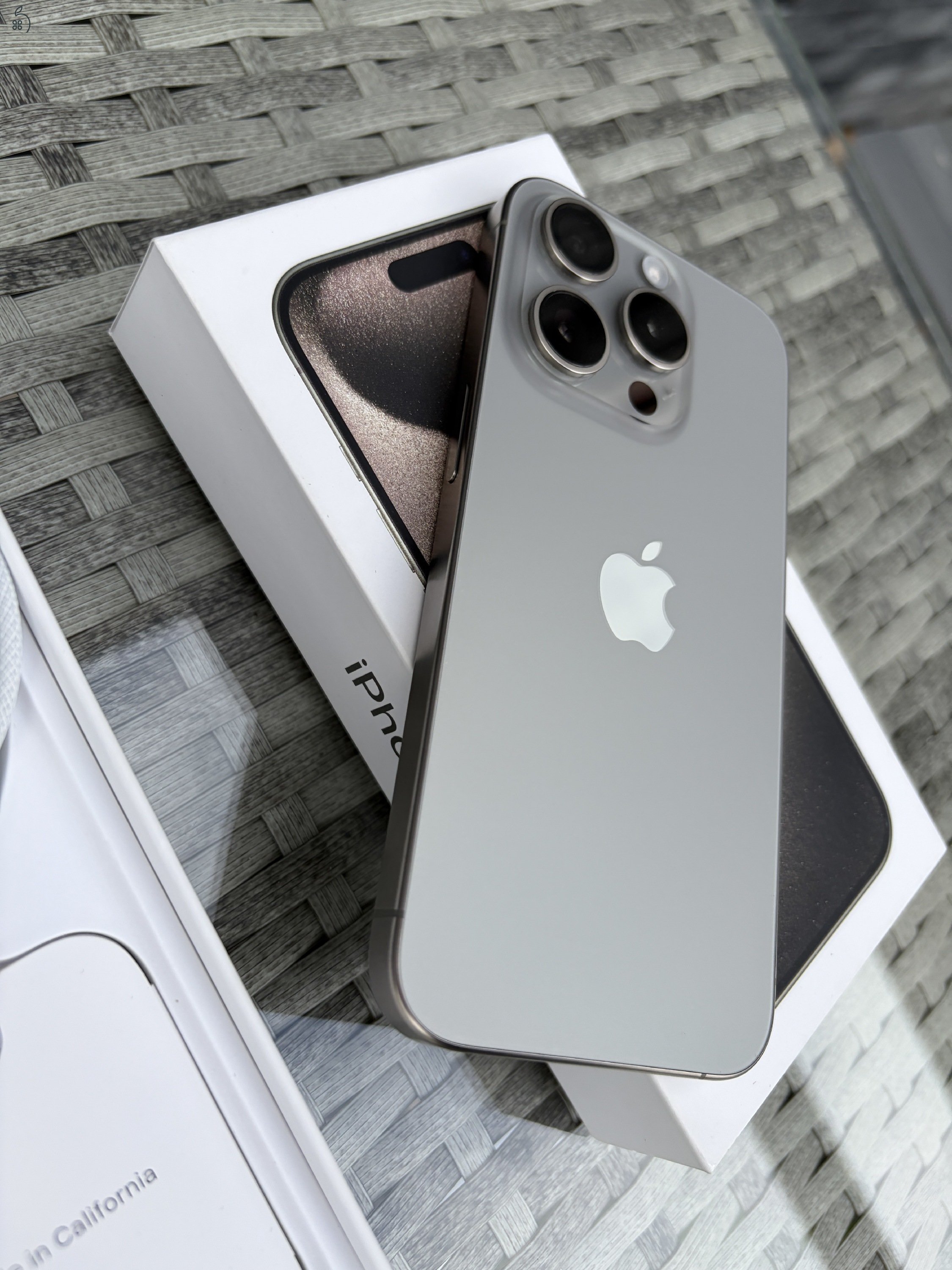 Apple iPhone 15Pro 256Gb Natúr Titán Kártyafüggetlen mobiltelefon + Garancia