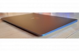 Apple MacBook Air 13.3 inch Laptop - Space Gray, M1 Chip, 8GB RAM, 256GB SSD, Angol (US) billentyűzet