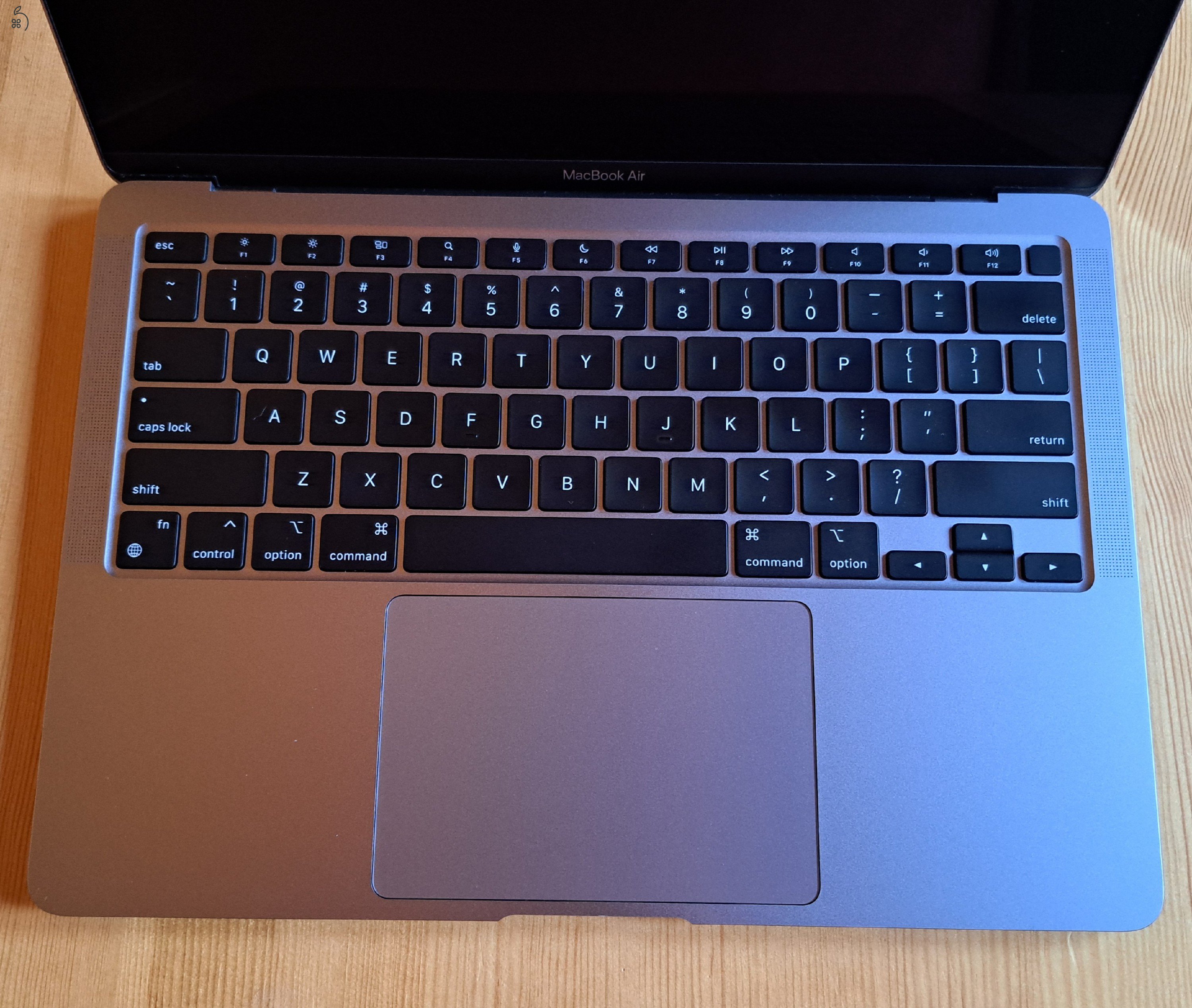 Apple MacBook Air 13.3 inch Laptop - Space Gray, M1 Chip, 8GB RAM, 256GB SSD, Angol (US) billentyűzet