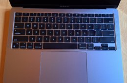 Apple MacBook Air 13.3 inch Laptop - Space Gray, M1 Chip, 8GB RAM, 256GB SSD, Angol (US) billentyűzet