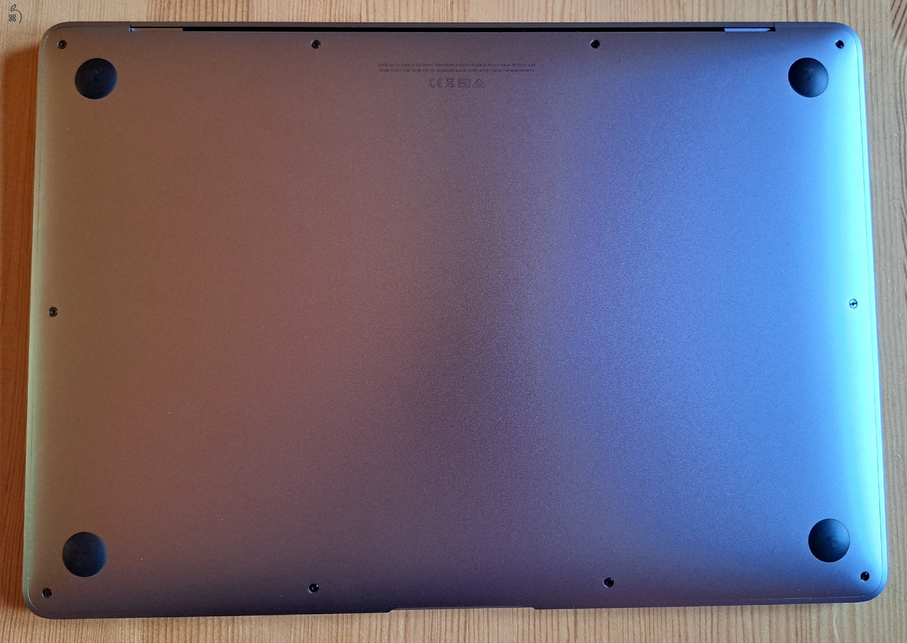 Apple MacBook Air 13.3 inch Laptop - Space Gray, M1 Chip, 8GB RAM, 256GB SSD, Angol (US) billentyűzet