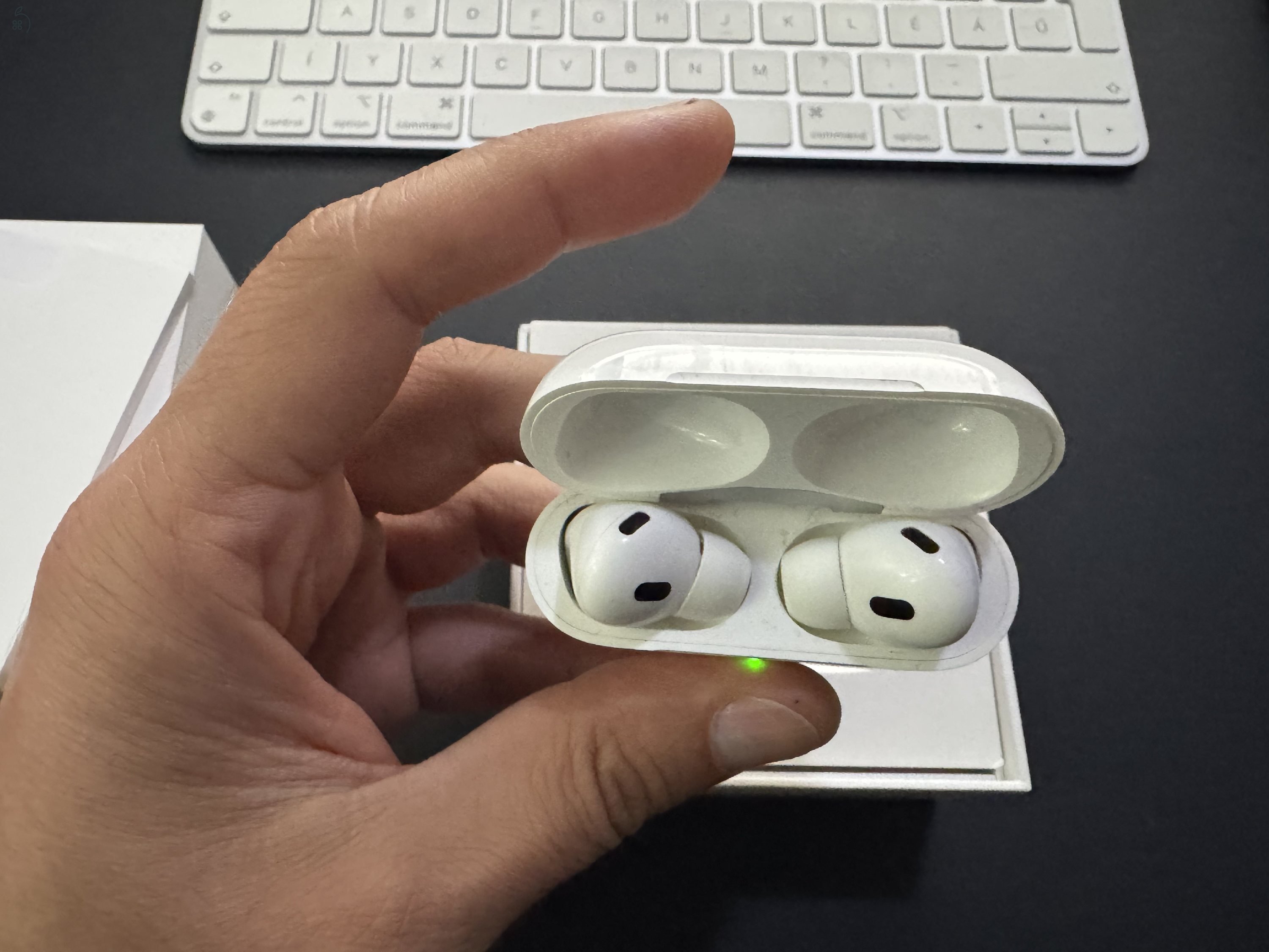 Eladó Apple AirPods 2 – gyári, makulátlan, jól tartja az akksit!