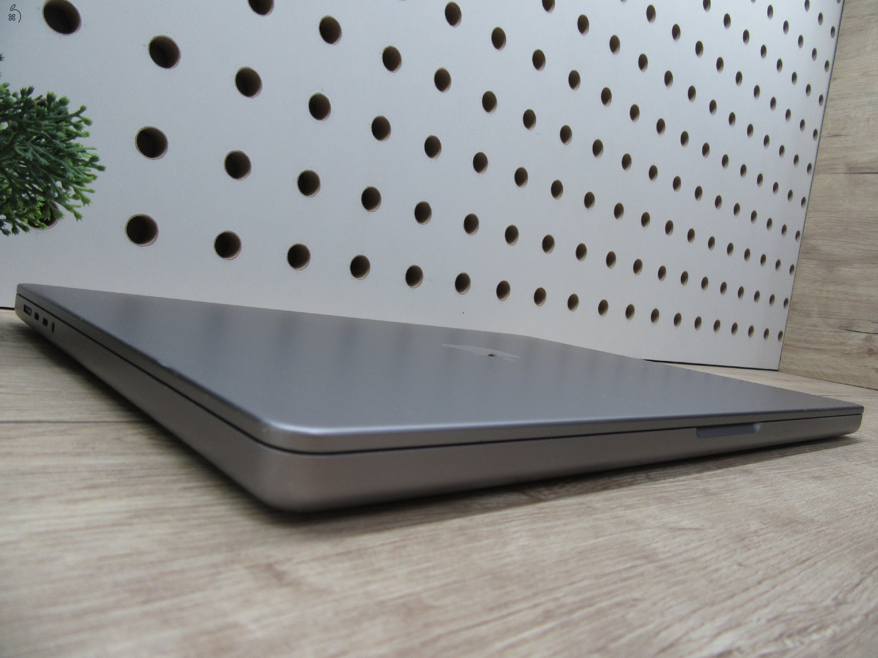 AKCIO!!!!!Apple MacBook Pro 16” (2021, M1 Max) – Liquid Retina XDR + ProMotion 120 Hz, brutál erő – 32 GB RAM – 500 GB SSD – Használt, megkímélt – ~81% akku – 3 hónap garancia