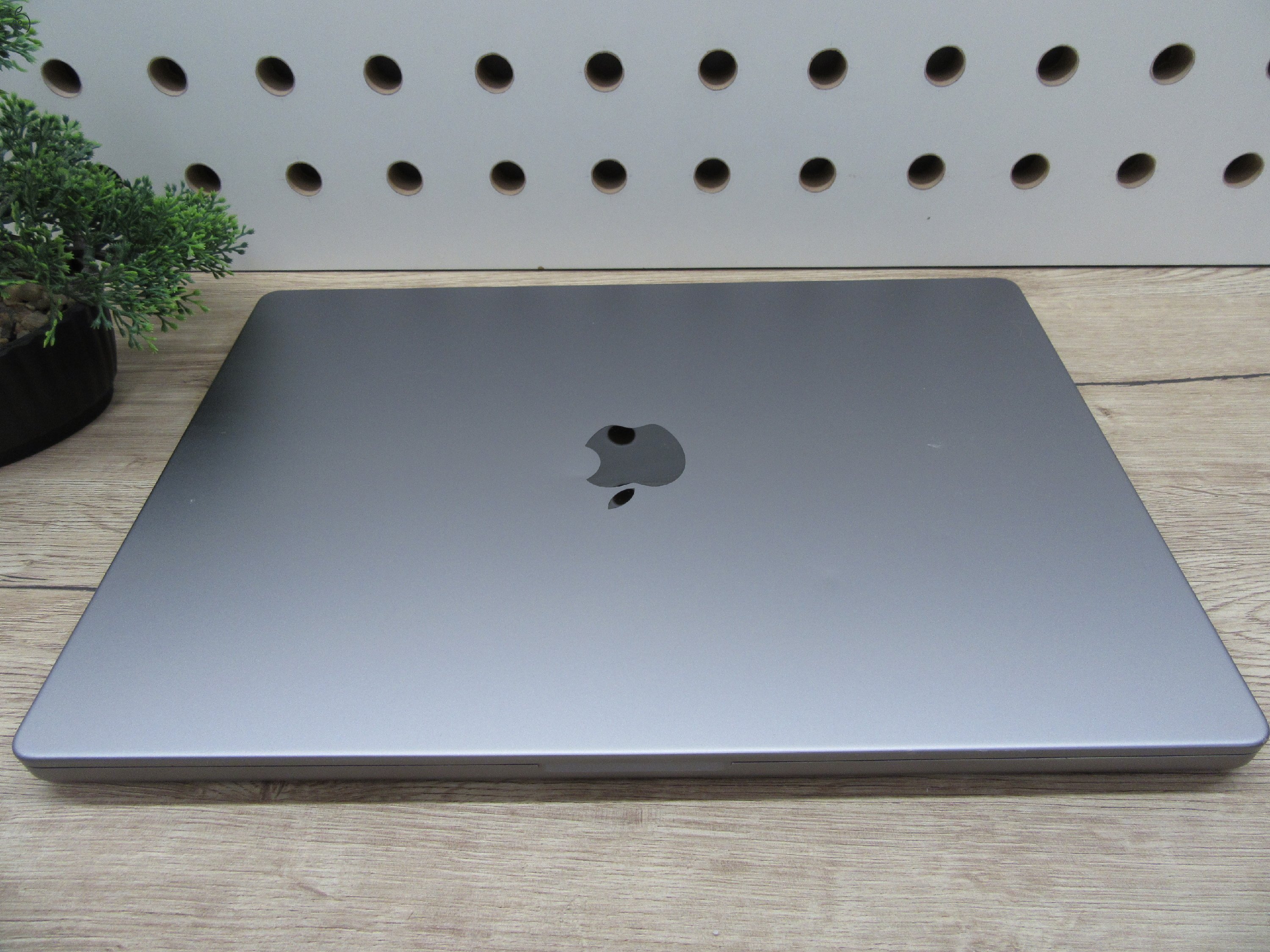 AKCIO!!!!!Apple MacBook Pro 16” (2021, M1 Max) – Liquid Retina XDR + ProMotion 120 Hz, brutál erő – 32 GB RAM – 500 GB SSD – Használt, megkímélt – ~81% akku – 3 hónap garancia