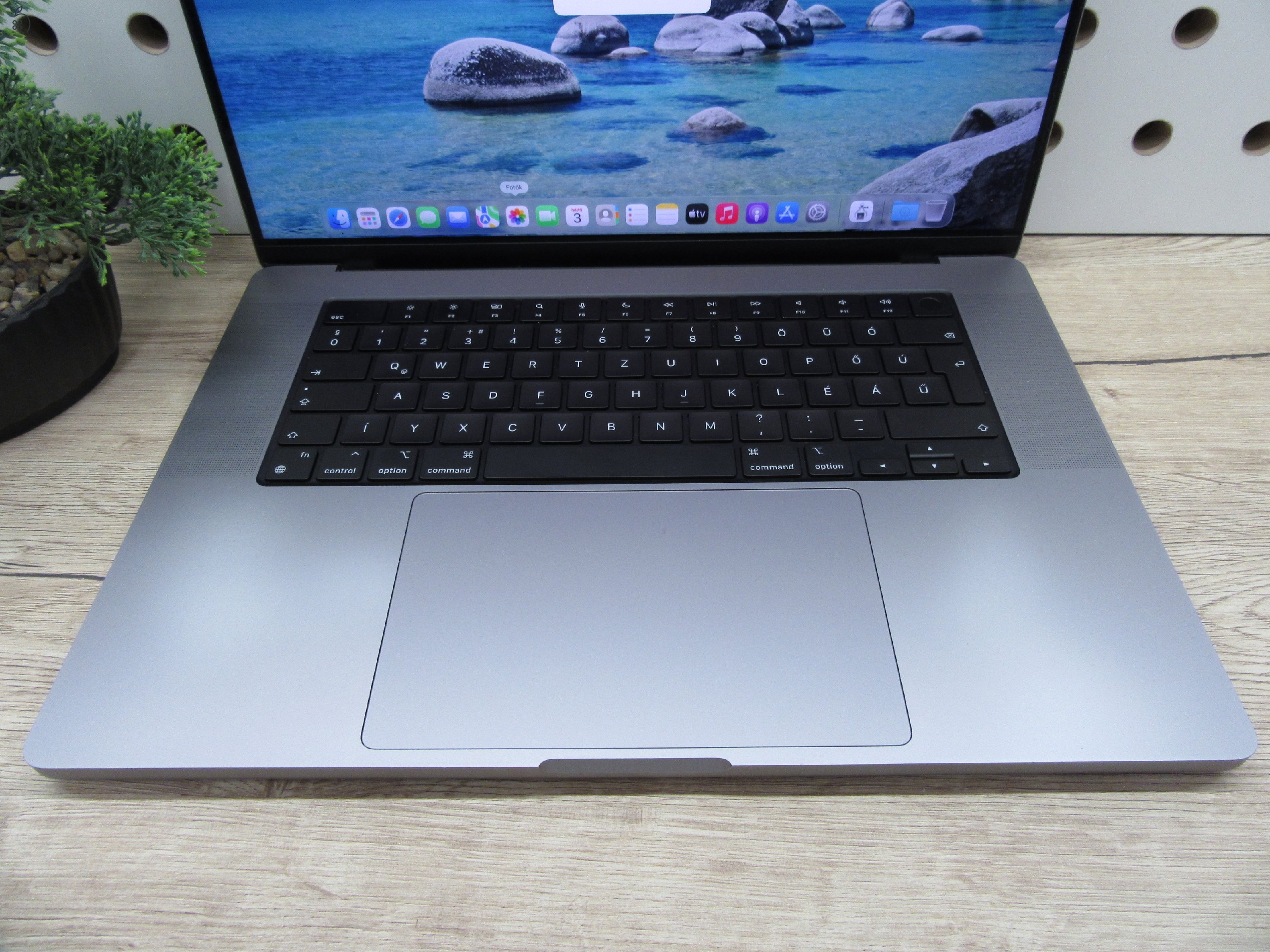 AKCIO!!!!!Apple MacBook Pro 16” (2021, M1 Max) – Liquid Retina XDR + ProMotion 120 Hz, brutál erő – 32 GB RAM – 500 GB SSD – Használt, megkímélt – ~81% akku – 3 hónap garancia