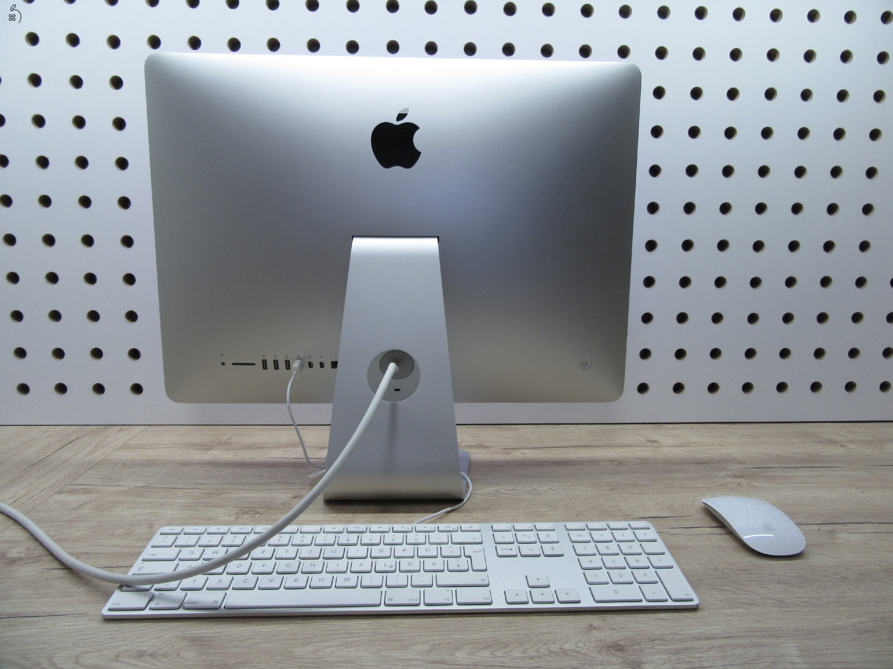 AKCIÓ!!! Apple iMac 21,5” 4K (Late 2015) – Retina 4K, P3 színtér – 8 GB RAM – 2 TB SSD – Használt, karcmentes – 3 hónap garancia