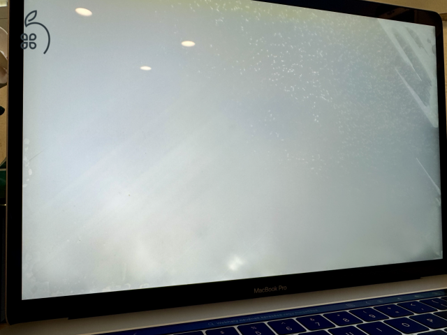 MacBook Pro 15 2017 i7 3.1 GHz 4-mag 16 GB RAM 2 TB SSD 44 ciklus 100% ciklus