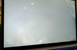 MacBook Pro 15 2017 i7 3.1 GHz 4-mag 16 GB RAM 2 TB SSD 44 ciklus 100% ciklus