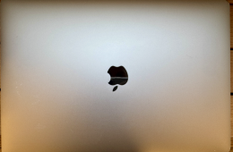 MacBook Pro 15 2017 i7 3.1 GHz 4-mag 16 GB RAM 2 TB SSD 44 ciklus 100% ciklus