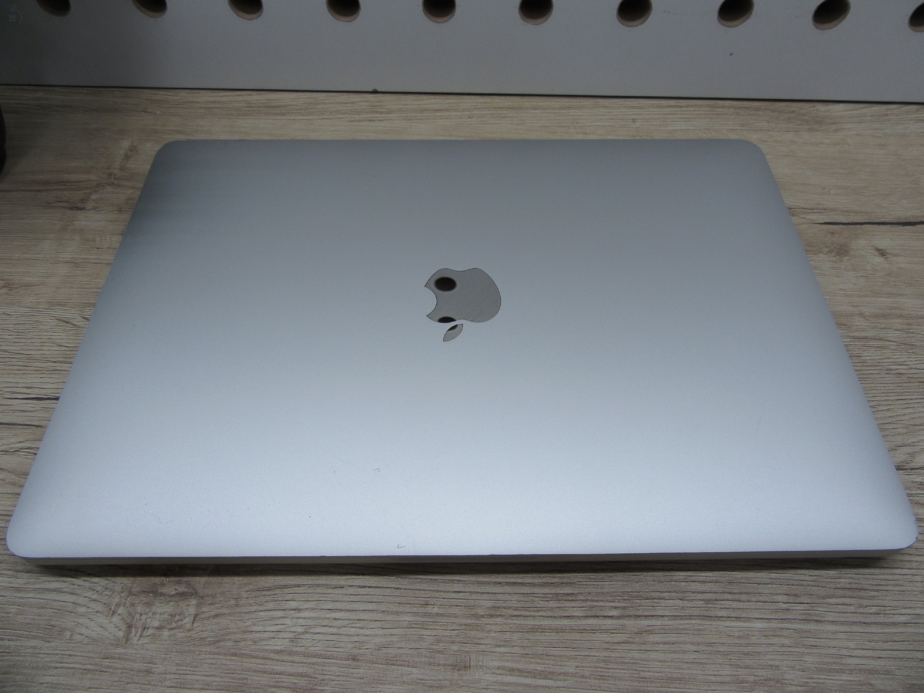 Apple MacBook Pro 13” (2020, Intel i5) – Retina 2560×1600, halk erő, könnyű hordozni – 16 GB RAM – 500 GB SSD – Használt, megkímélt – 86% akku – 3 hónap garancia