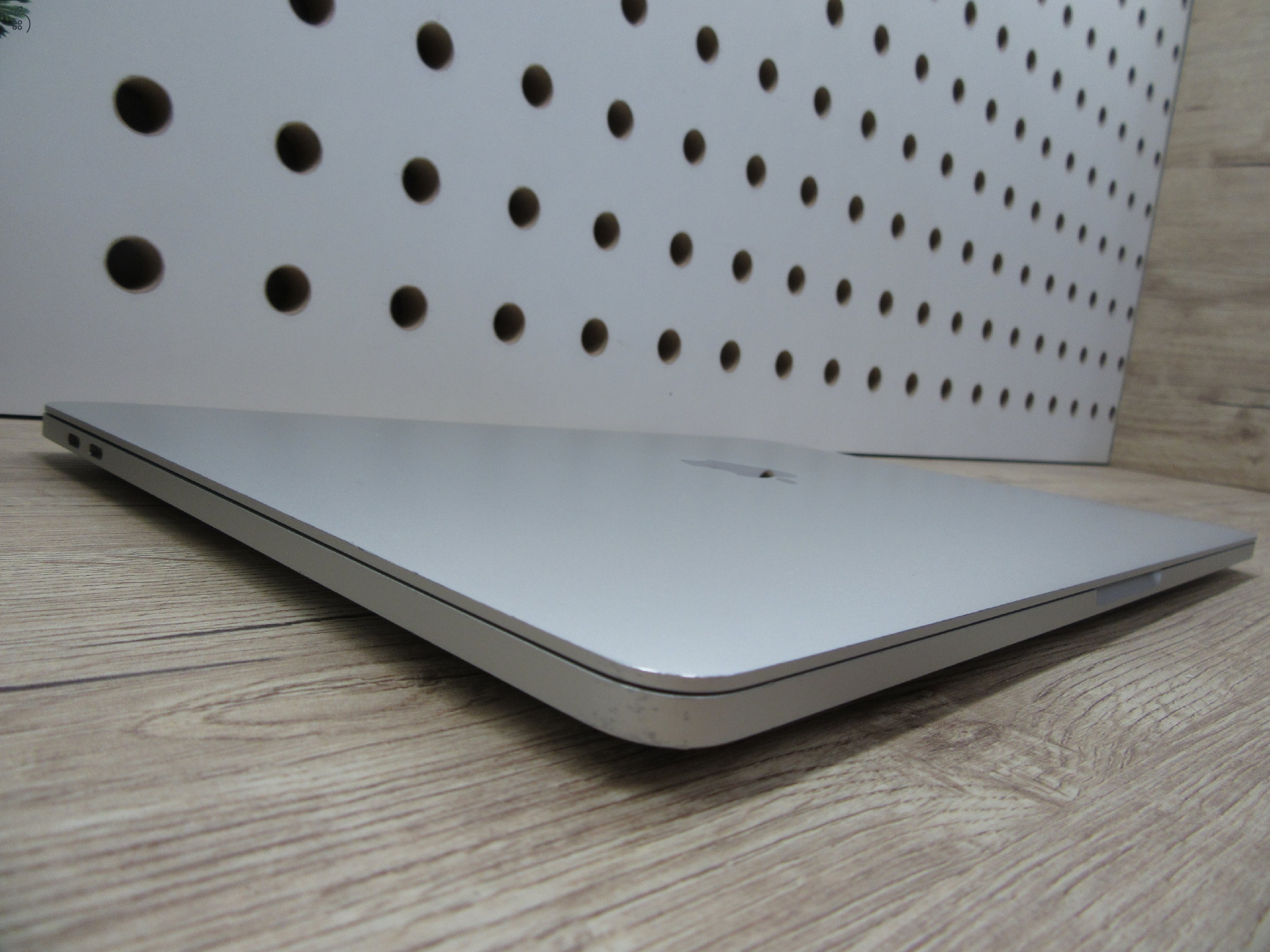 Apple MacBook Pro 13” (2020, Intel i5) – Retina 2560×1600, halk erő, könnyű hordozni – 16 GB RAM – 500 GB SSD – Használt, megkímélt – 86% akku – 3 hónap garancia