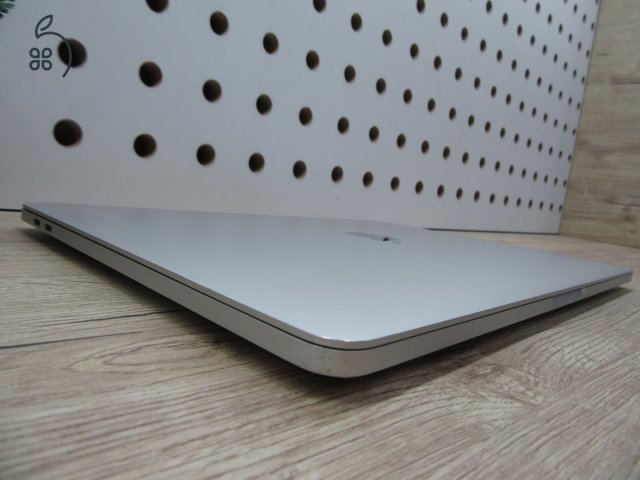 Apple MacBook Pro 13” (2020, Intel i5) – Retina 2560×1600, halk erő, könnyű hordozni – 16 GB RAM – 500 GB SSD – Használt, megkímélt – 86% akku – 3 hónap garancia