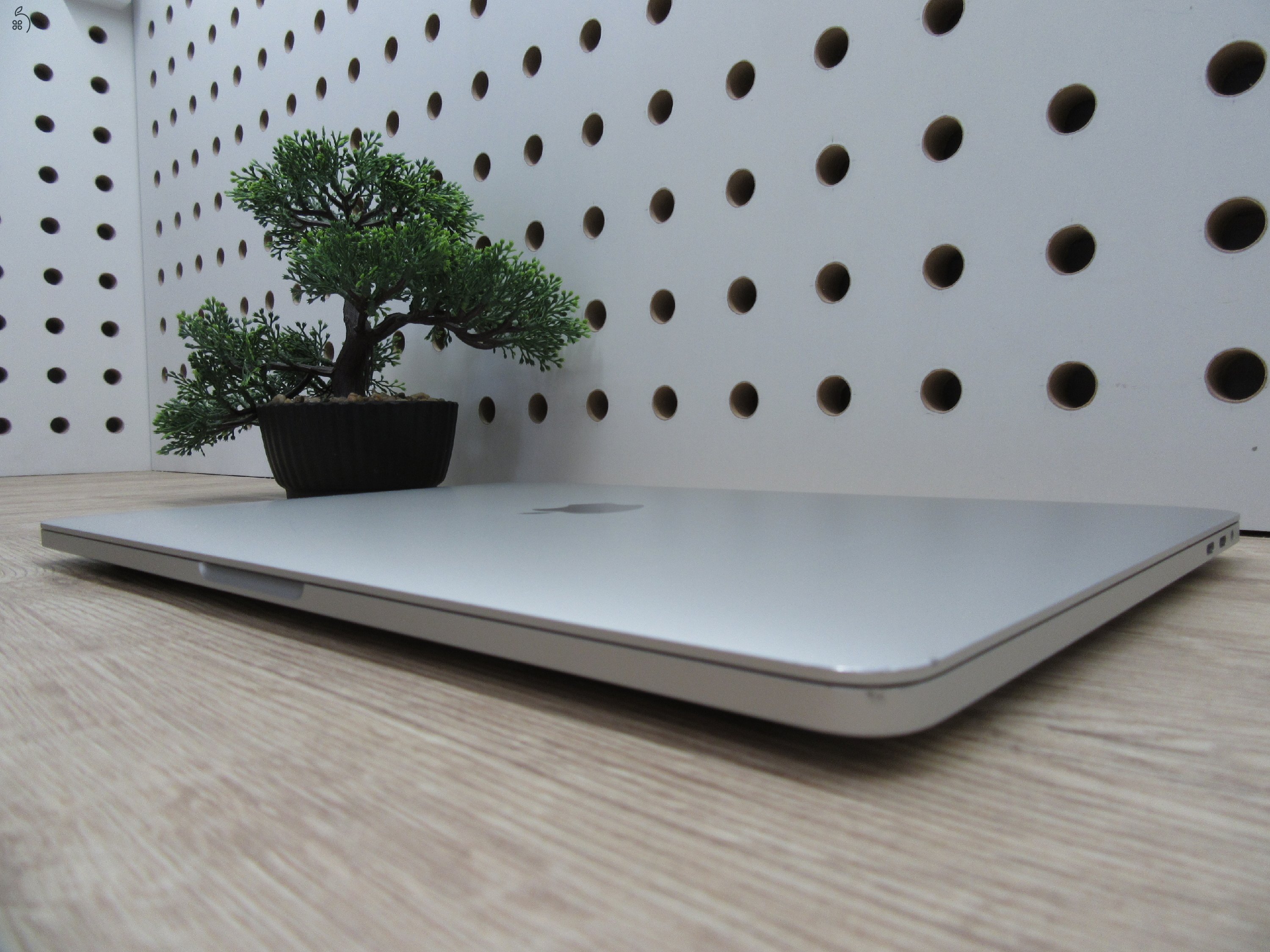 Apple MacBook Pro 13” (2020, Intel i5) – Retina 2560×1600, halk erő, könnyű hordozni – 16 GB RAM – 500 GB SSD – Használt, megkímélt – 86% akku – 3 hónap garancia
