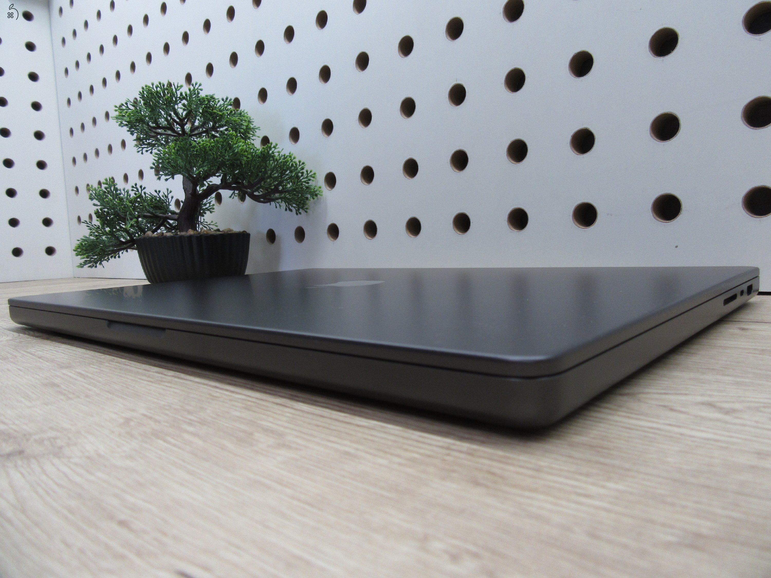 Apple MacBook Pro 16” (2023, M3 Pro) – Liquid Retina XDR + ProMotion 120 Hz, akár 22 óra – 36 GB RAM – 500 GB SSD – Használt, szép állapot – 64 ciklus / 100% akku – 3 hónap garancia