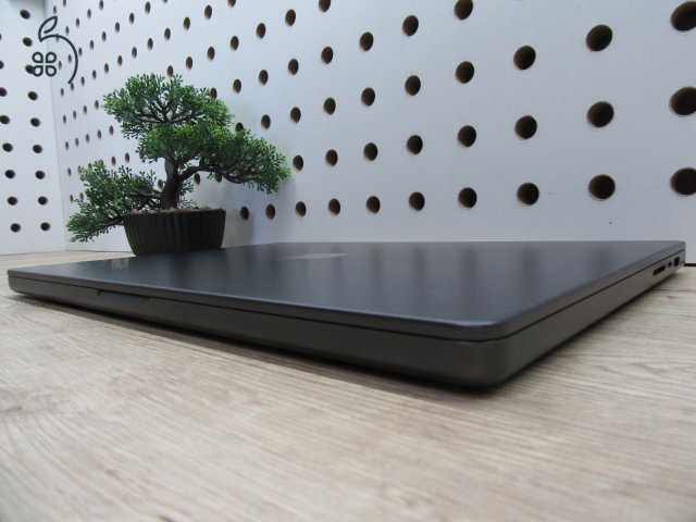 Apple MacBook Pro 16” (2023, M3 Pro) – Liquid Retina XDR + ProMotion 120 Hz, akár 22 óra – 36 GB RAM – 500 GB SSD – Használt, szép állapot – 64 ciklus / 100% akku – 3 hónap garancia