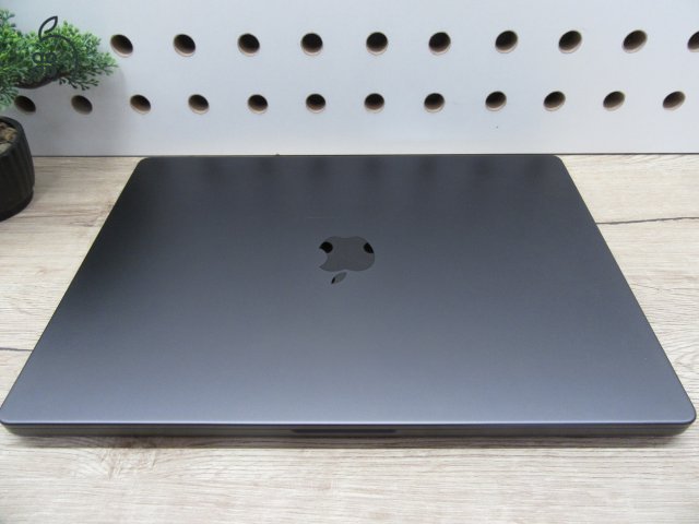 Apple MacBook Pro 16” (2023, M3 Pro) – Liquid Retina XDR + ProMotion 120 Hz, akár 22 óra – 36 GB RAM – 500 GB SSD – Használt, szép állapot – 64 ciklus / 100% akku – 3 hónap garancia