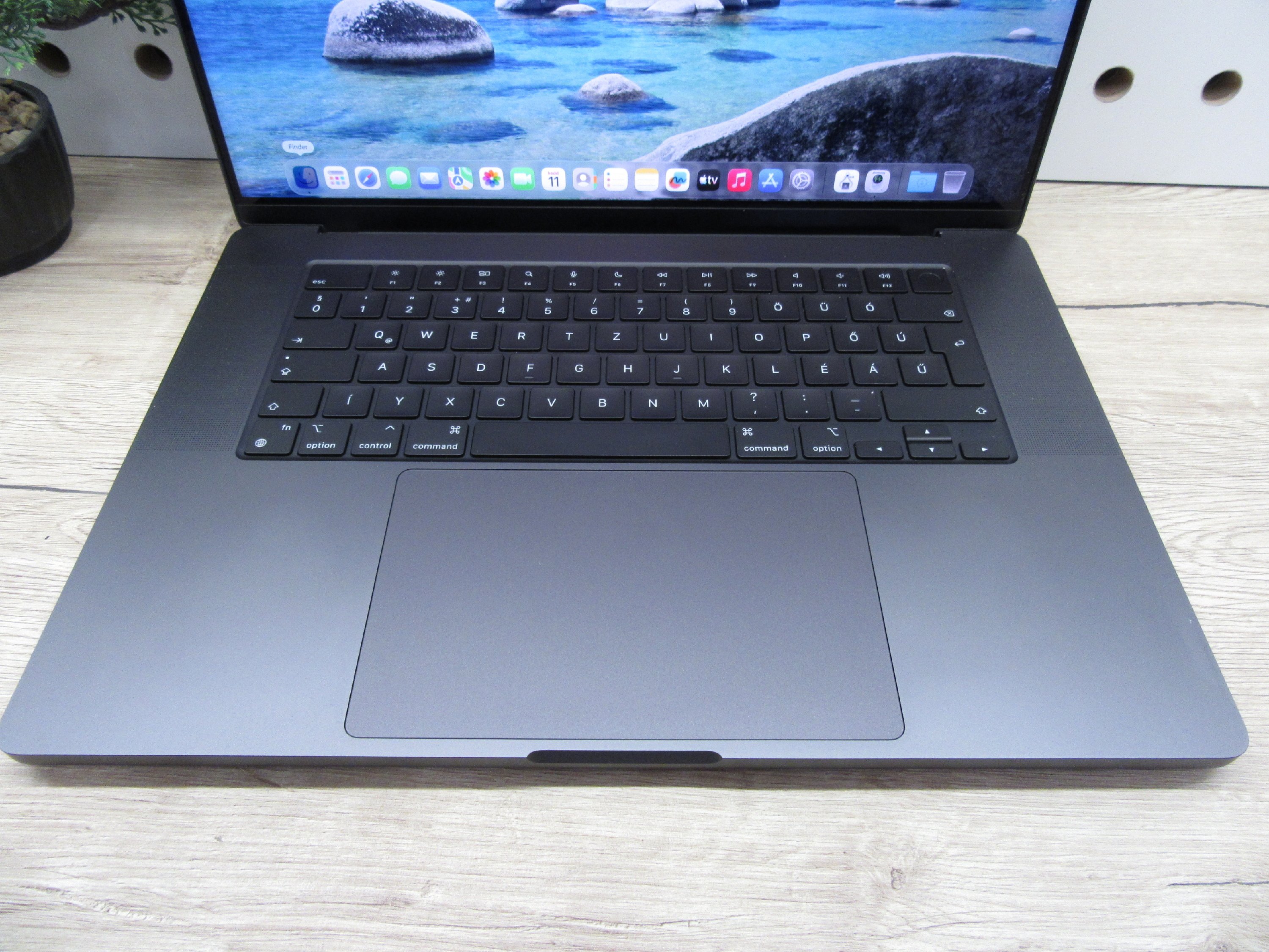 Apple MacBook Pro 16” (2023, M3 Pro) – Liquid Retina XDR + ProMotion 120 Hz, akár 22 óra – 36 GB RAM – 500 GB SSD – Használt, szép állapot – 64 ciklus / 100% akku – 3 hónap garancia