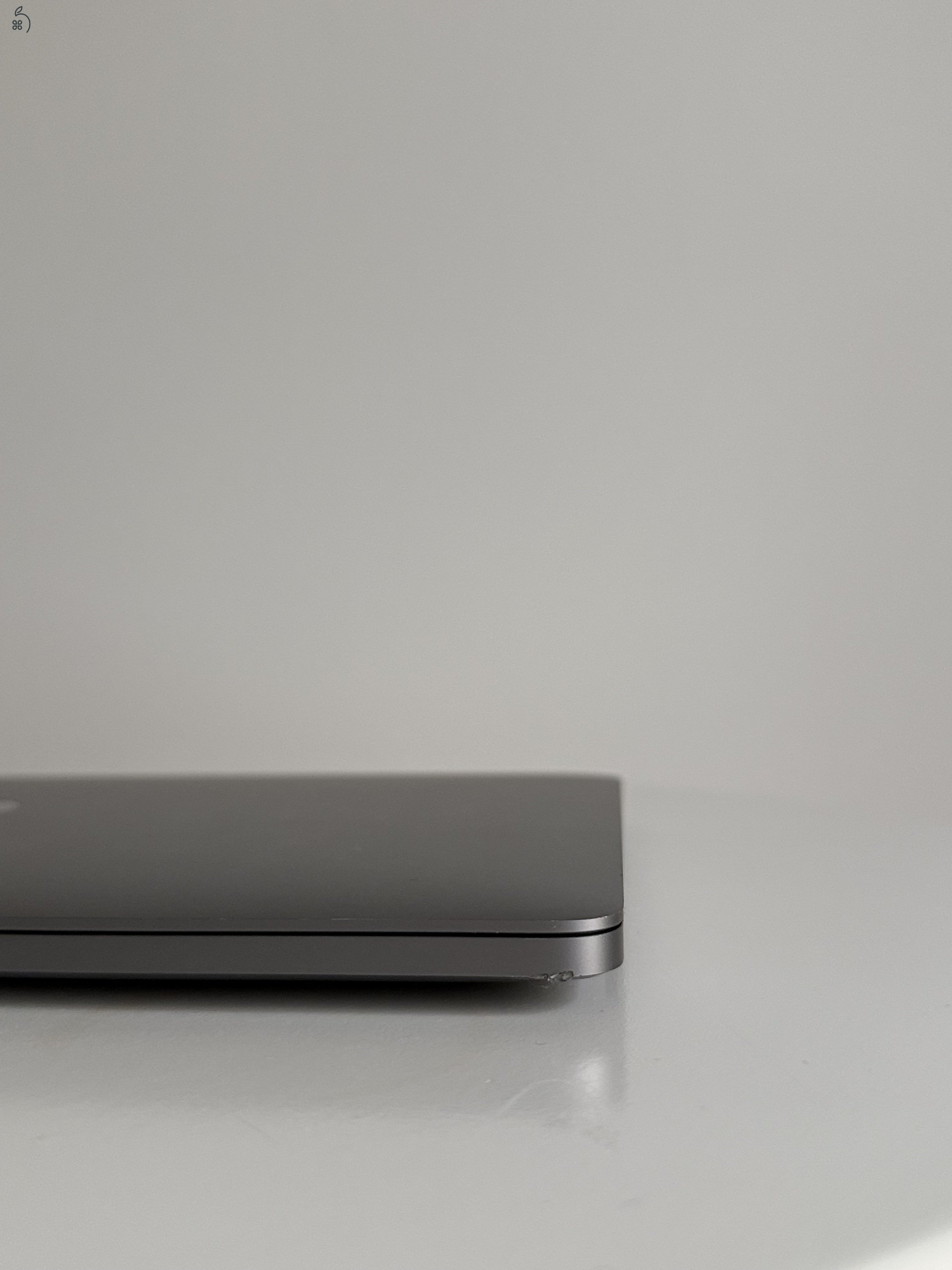 Apple MacBook Pro 13” 2020, i5 Quad-Core, 512GB SSD, 16GB, magyar billentyűzet, TouchBar, új akksi.