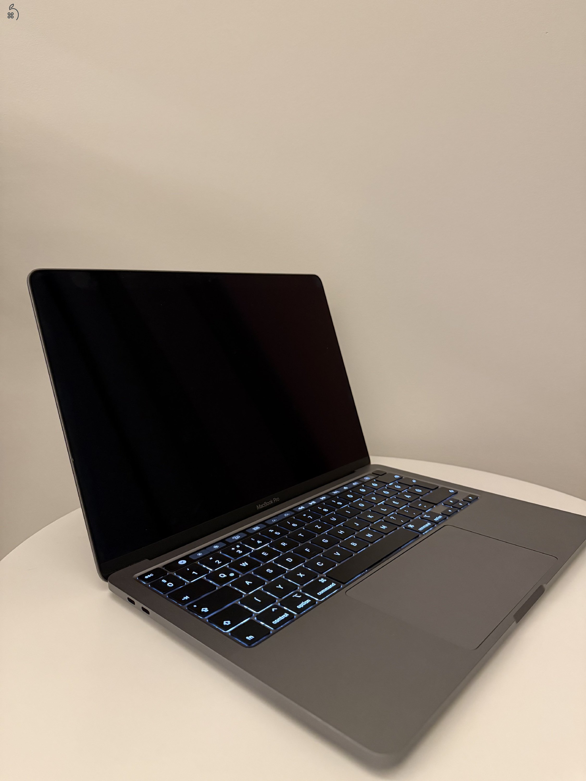 Apple MacBook Pro 13” 2020, i5 Quad-Core, 512GB SSD, 16GB, magyar billentyűzet, TouchBar, új akksi.