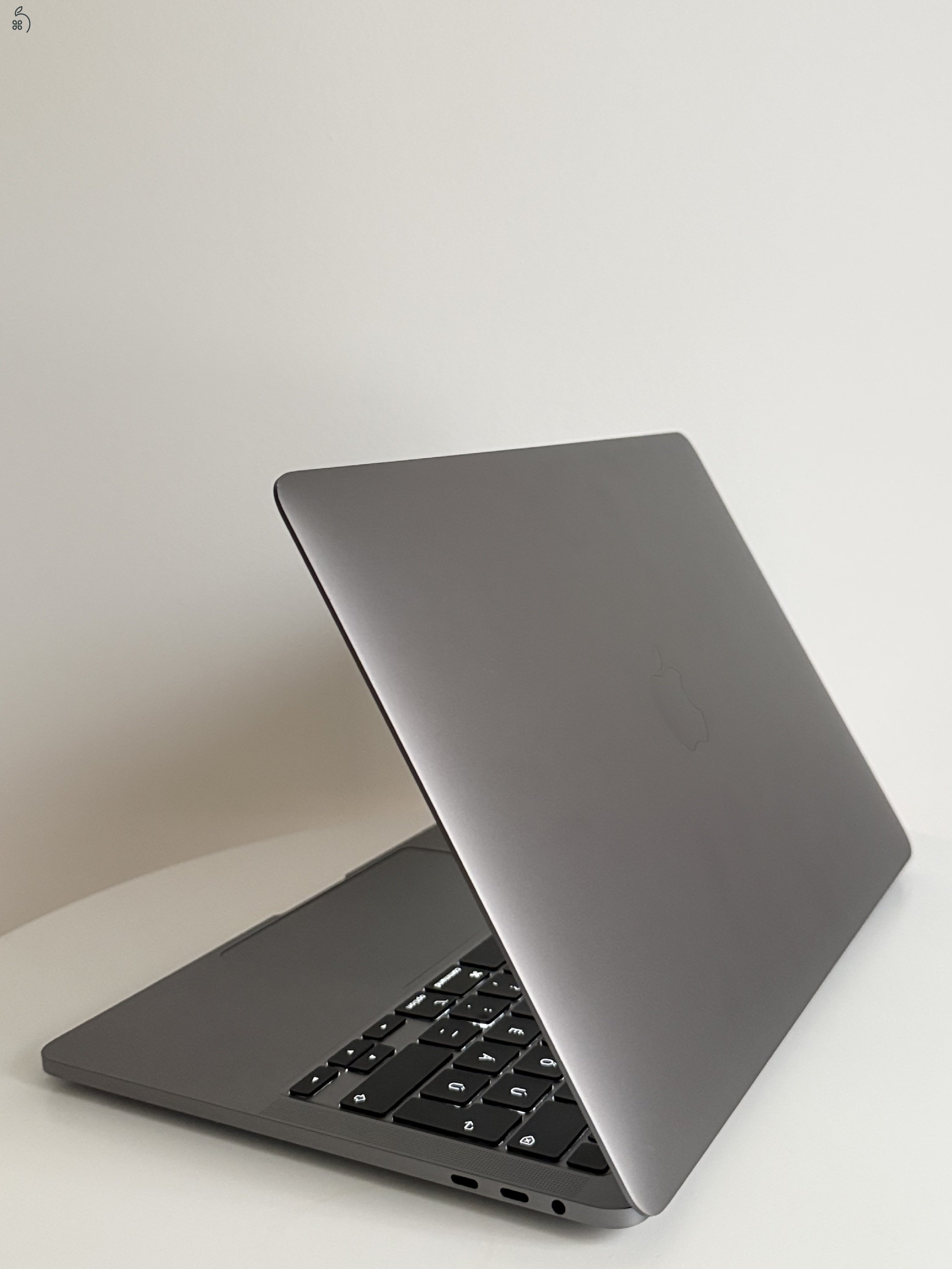 Apple MacBook Pro 13” 2020, i5 Quad-Core, 512GB SSD, 16GB, magyar billentyűzet, TouchBar, új akksi.