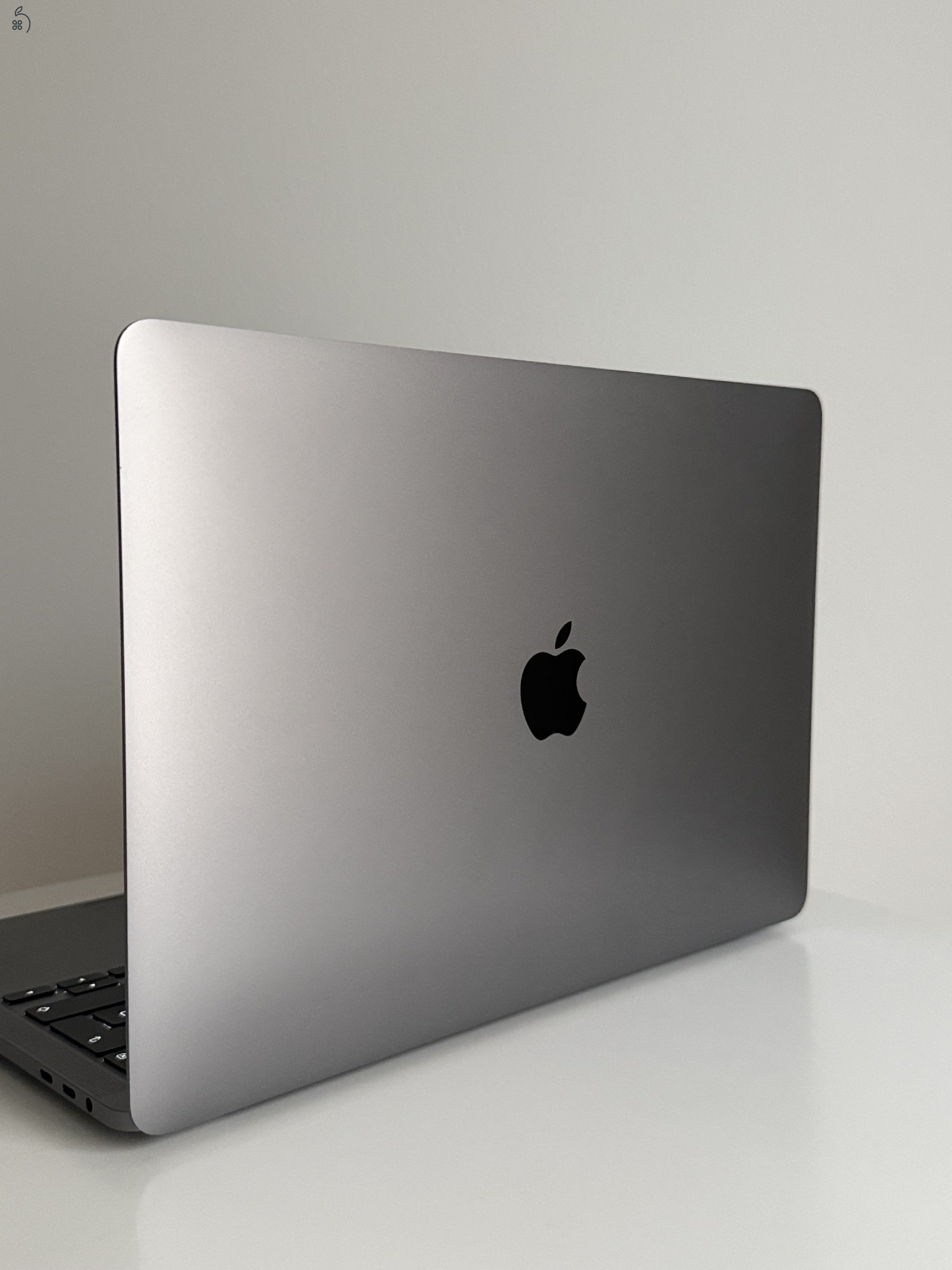 Apple MacBook Pro 13” 2020, i5 Quad-Core, 512GB SSD, 16GB, magyar billentyűzet, TouchBar, új akksi.