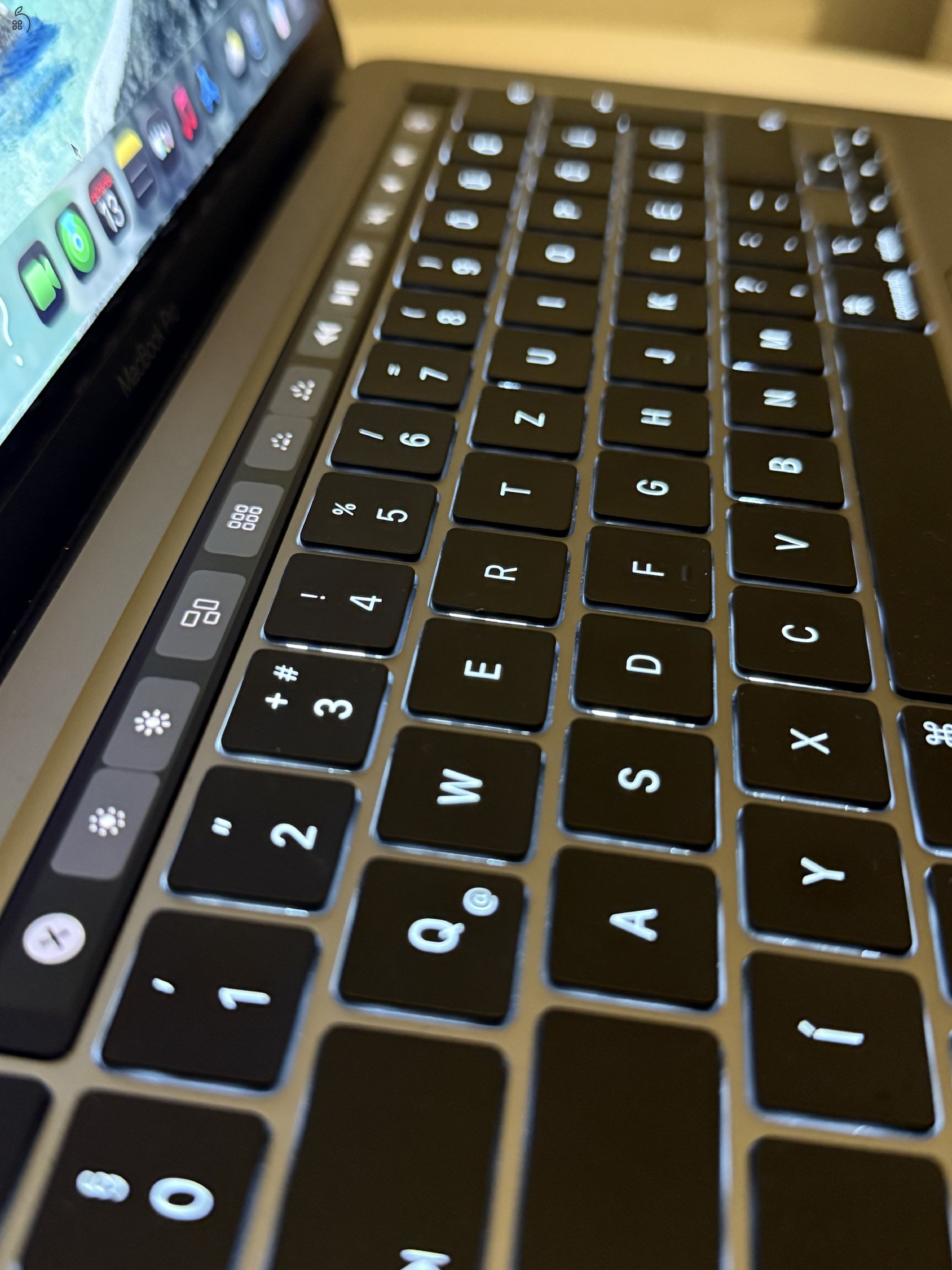 Apple MacBook Pro 13” 2020, i5 Quad-Core, 512GB SSD, 16GB, magyar billentyűzet, TouchBar, új akksi.