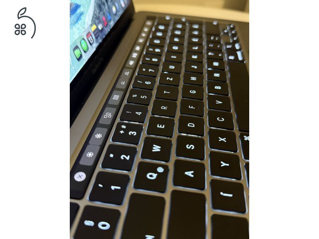 Apple MacBook Pro 13” 2020, i5 Quad-Core, 512GB SSD, 16GB, magyar billentyűzet, TouchBar, új akksi.