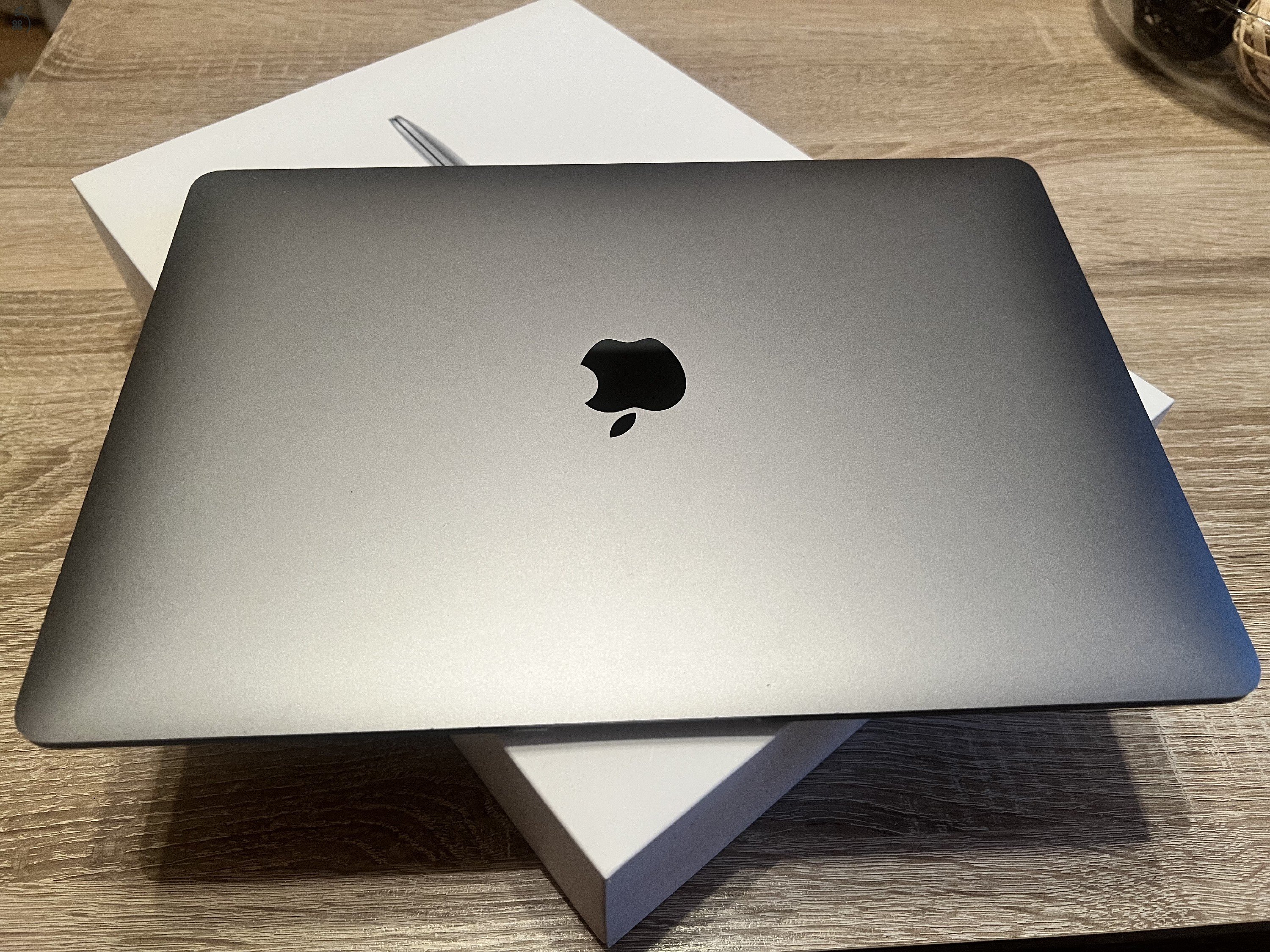 MacBook Air 13” (2019, i5, 8GB, 128GB) – szép állapot, doboz + töltő