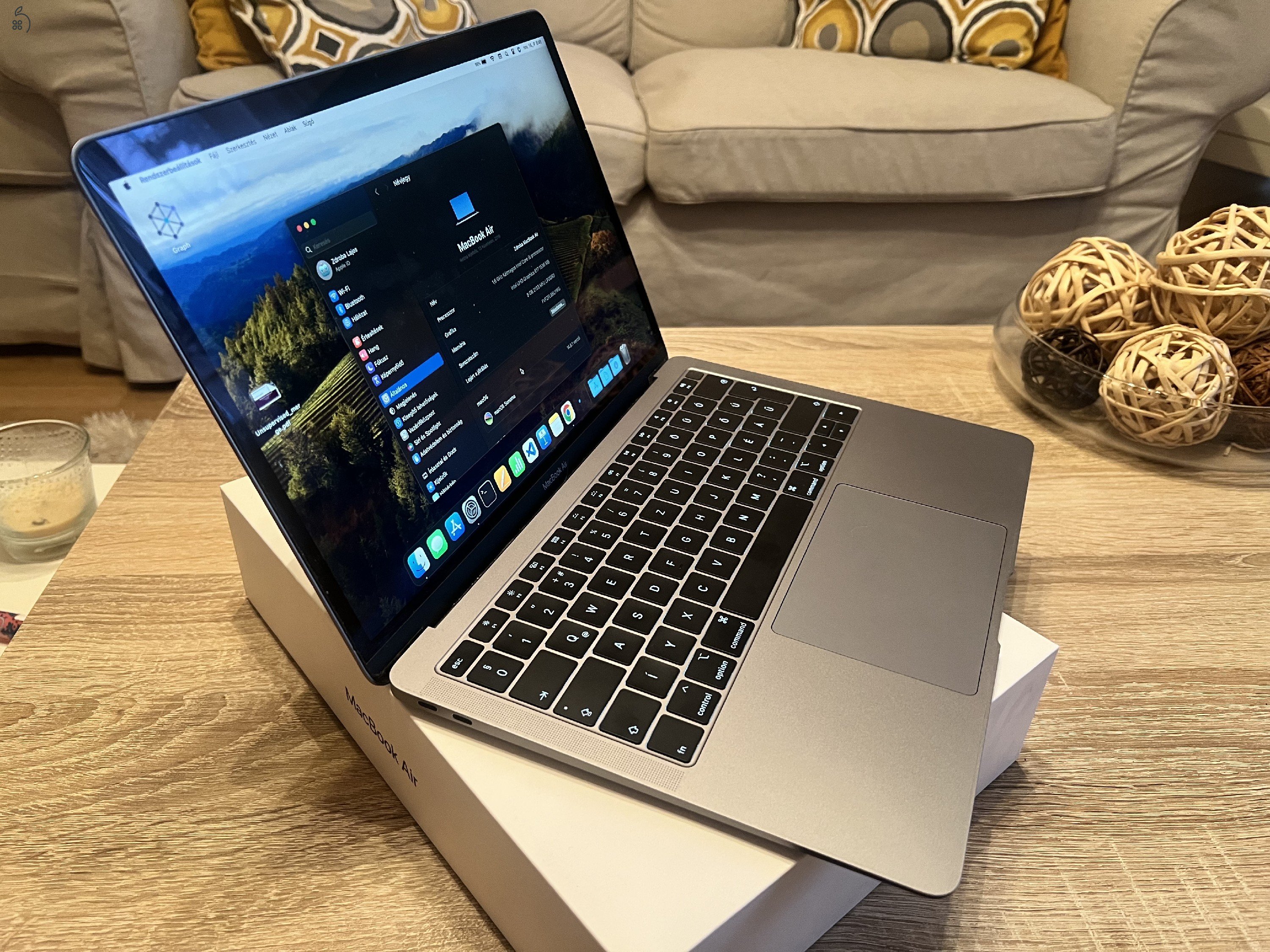 MacBook Air 13” (2019, i5, 8GB, 128GB) – szép állapot, doboz + töltő