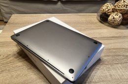 MacBook Air 13” (2019, i5, 8GB, 128GB) – szép állapot, doboz + töltő