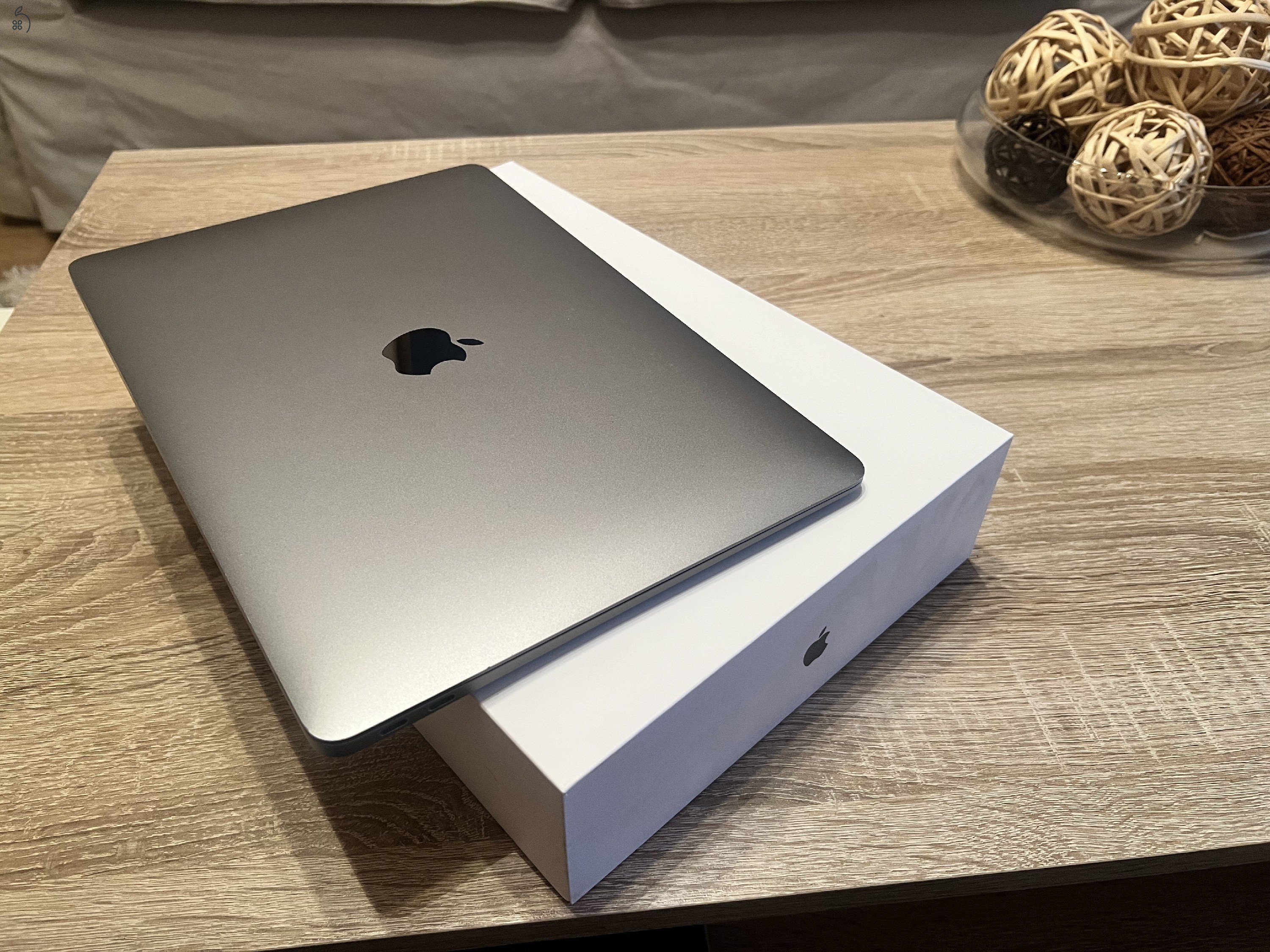 MacBook Air 13” (2019, i5, 8GB, 128GB) – szép állapot, doboz + töltő