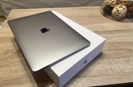 MacBook Air 13” (2019, i5, 8GB, 128GB) – szép állapot, doboz + töltő