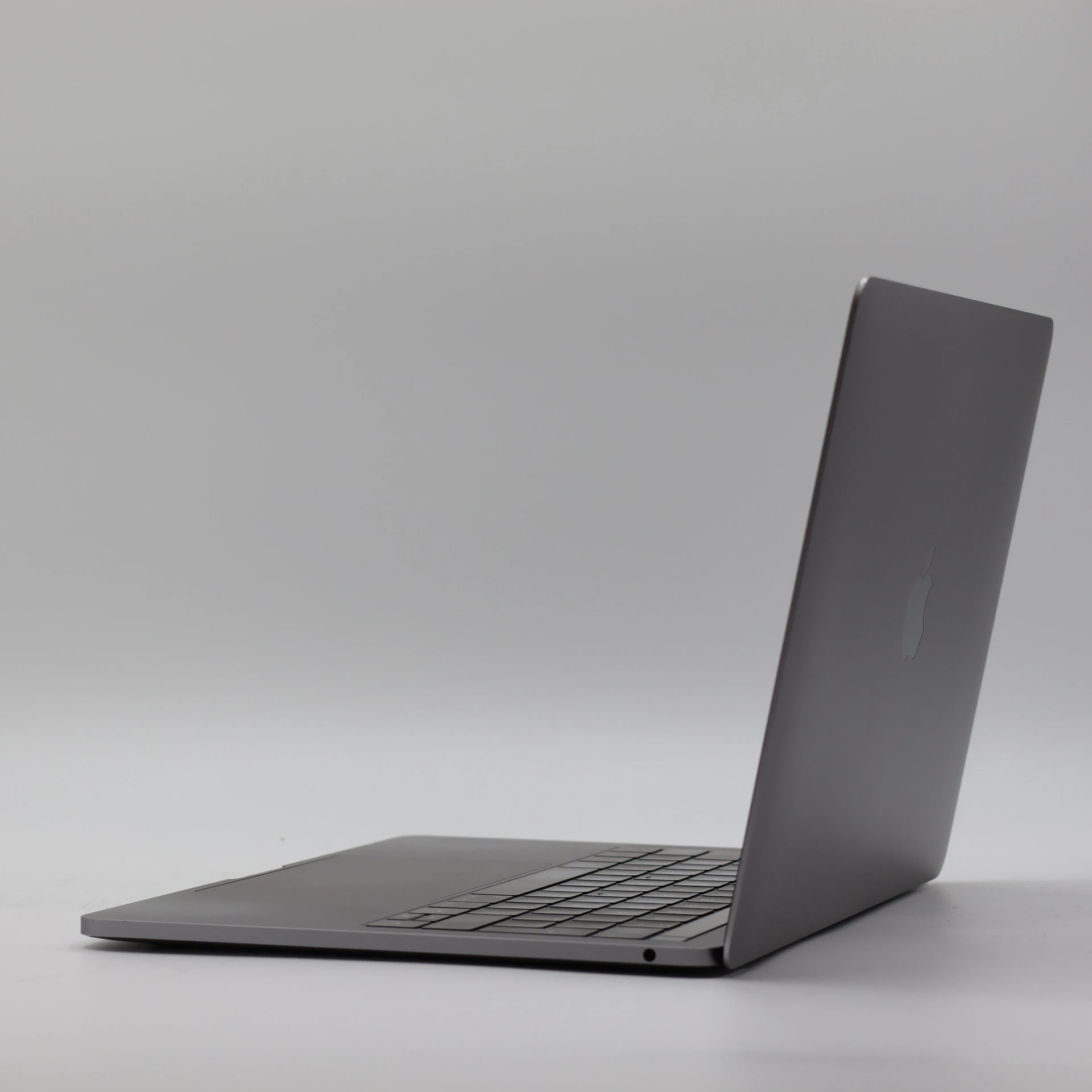 1 év garanciával! Felújított Apple Macbook PRO i5 2019 256 GB Space Gray