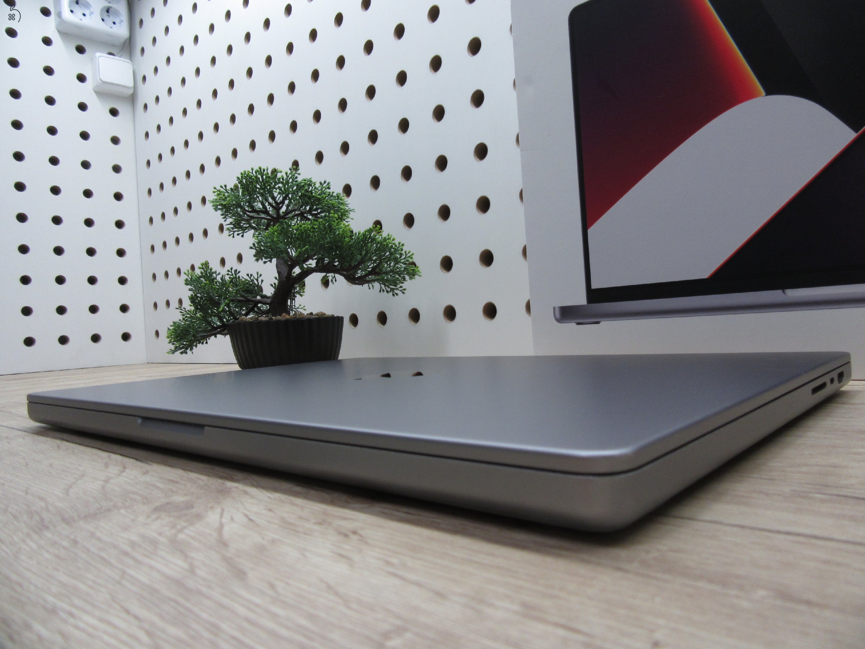 Apple MacBook Pro 16” (2021, M1 Pro) – Liquid Retina XDR + ProMotion 120 Hz, akár 21 óra – 16 GB RAM – 512 GB SSD – Használt, megkímélt – 581 ciklus / 86% akku – 3 hónap garancia