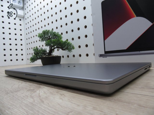 Apple MacBook Pro 16” (2021, M1 Pro) – Liquid Retina XDR + ProMotion 120 Hz, akár 21 óra – 16 GB RAM – 512 GB SSD – Használt, megkímélt – 581 ciklus / 86% akku – 3 hónap garancia