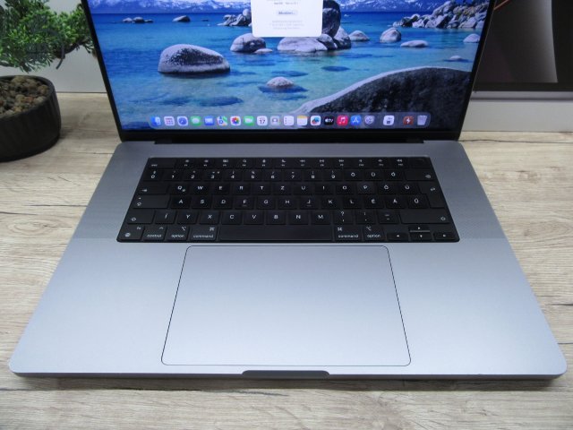 Apple MacBook Pro 16” (2021, M1 Pro) – Liquid Retina XDR + ProMotion 120 Hz, akár 21 óra – 16 GB RAM – 512 GB SSD – Használt, megkímélt – 581 ciklus / 86% akku – 3 hónap garancia