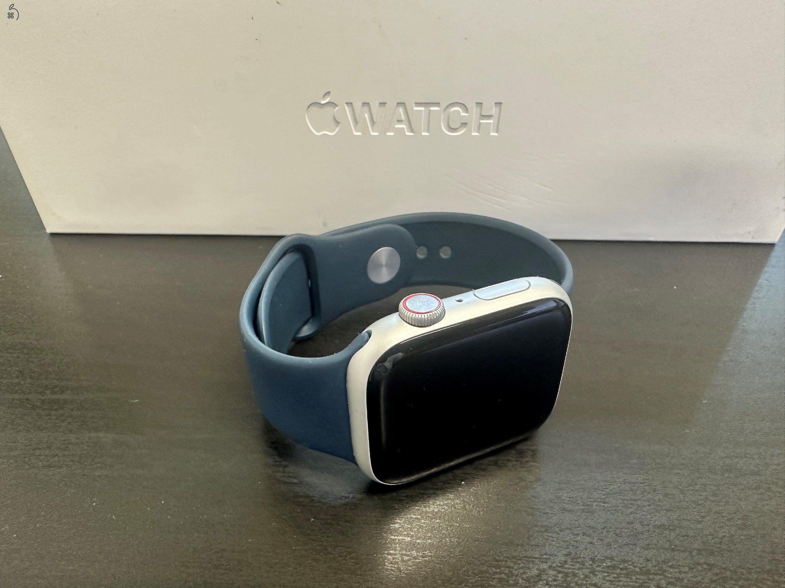 Eladó Apple Watch Series 9 45 mm GPS+Cellular - Silver