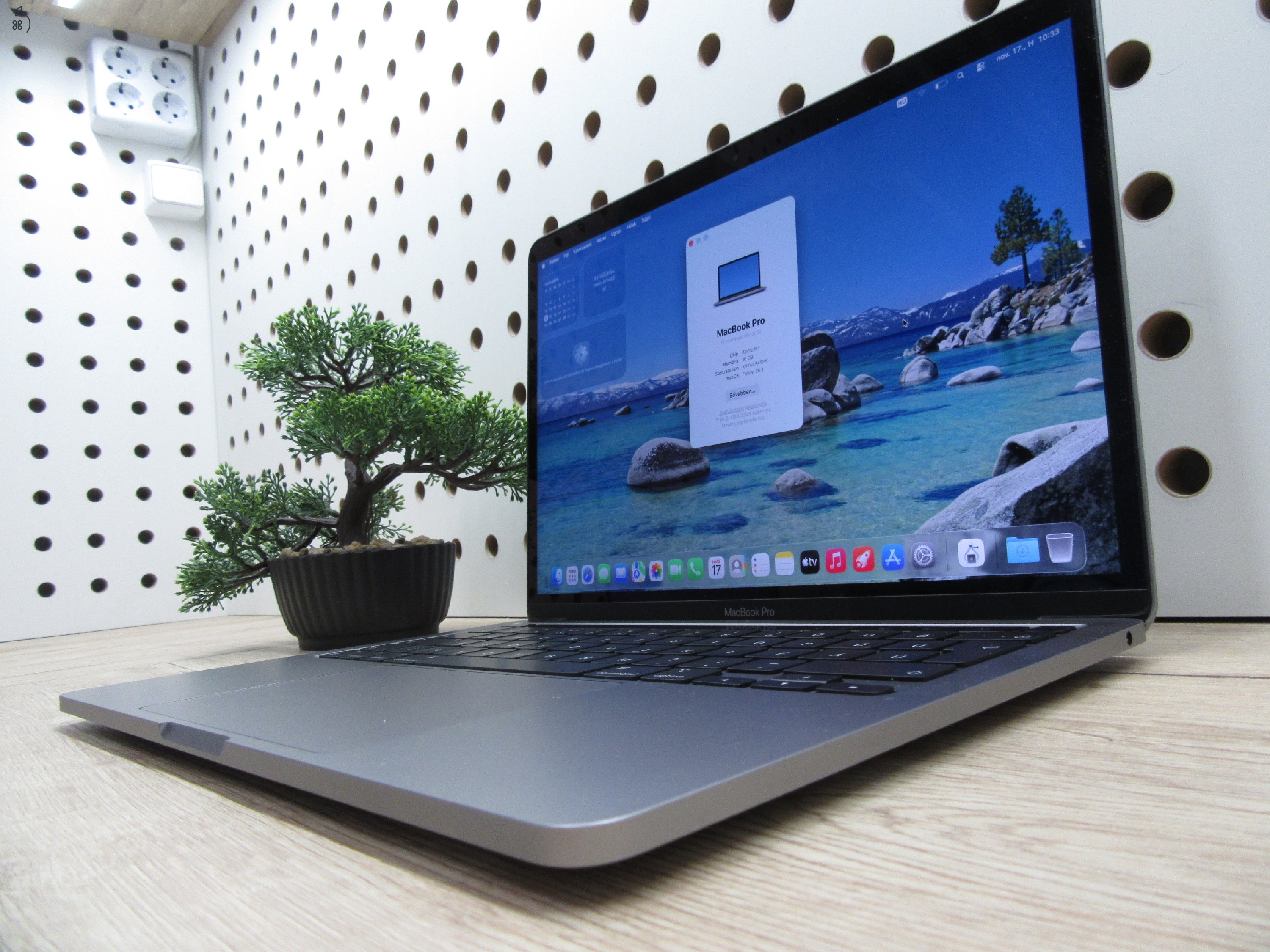 AKCIÓ!! Apple MacBook Pro 13” (2022, M2) – Retina, halk erő, akár 17 óra – 16 GB RAM – 500 GB SSD – Használt, szép állapot – 116 ciklus / 89% akku – 3 hónap garancia