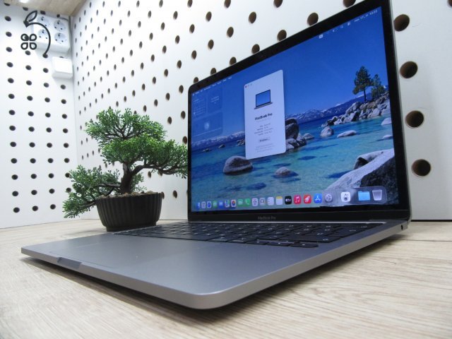 AKCIÓ!! Apple MacBook Pro 13” (2022, M2) – Retina, halk erő, akár 17 óra – 16 GB RAM – 500 GB SSD – Használt, szép állapot – 116 ciklus / 89% akku – 3 hónap garancia