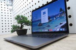 AKCIÓ!! Apple MacBook Pro 13” (2022, M2) – Retina, halk erő, akár 17 óra – 16 GB RAM – 500 GB SSD – Használt, szép állapot – 116 ciklus / 89% akku – 3 hónap garancia